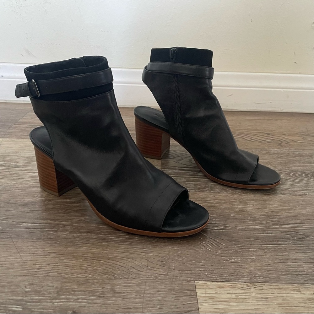Vince Jane Leather Peep-Toe Bootie Suede Trim 2.8" Heel Size 8